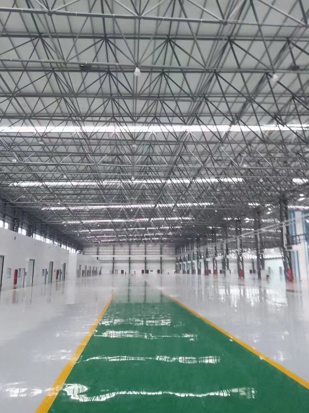 Solvent-free epoxy self-levelling