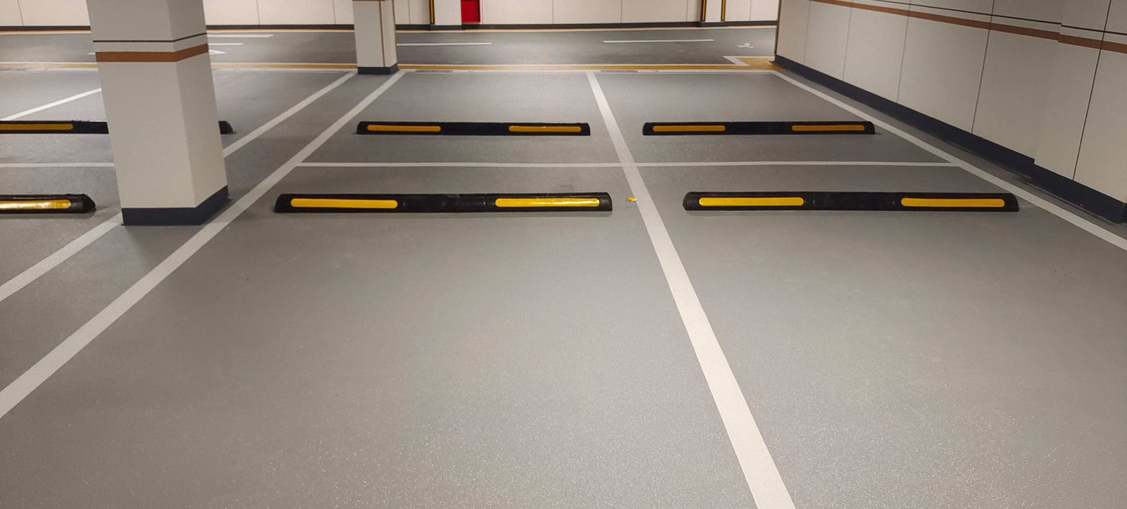Solvent-free roller-applied self-levelling