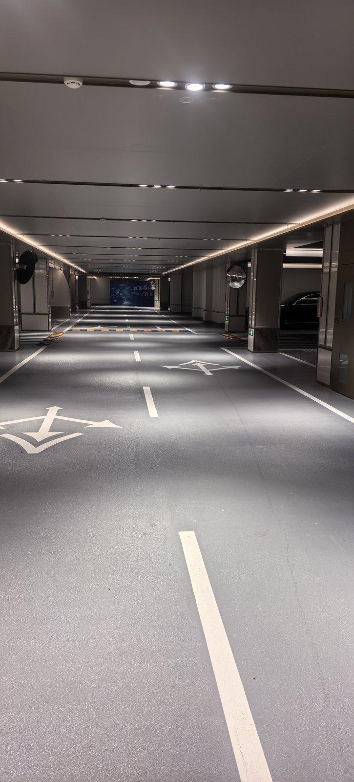 Solvent-free roller-applied self-levelling