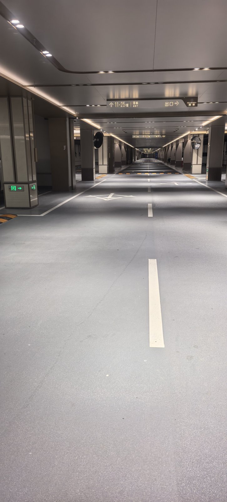 Solvent-free roller-applied self-levelling