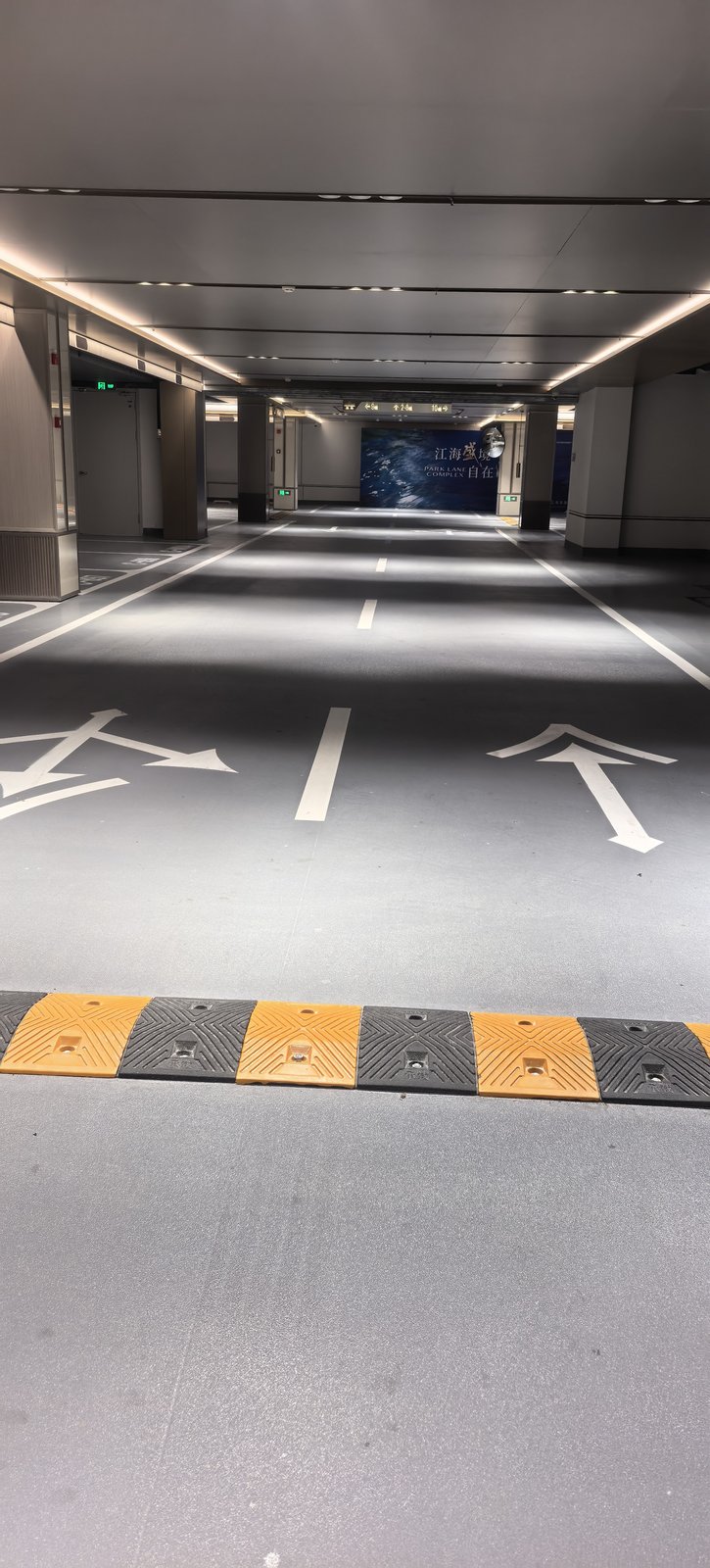 Solvent-free roller-applied self-levelling